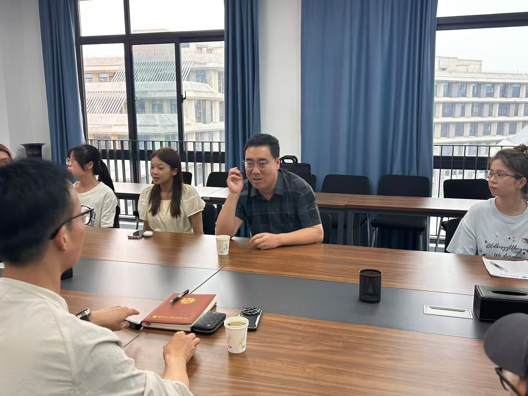 说明: 5月19日黄色短剧
举办校企交流座谈会 图片2